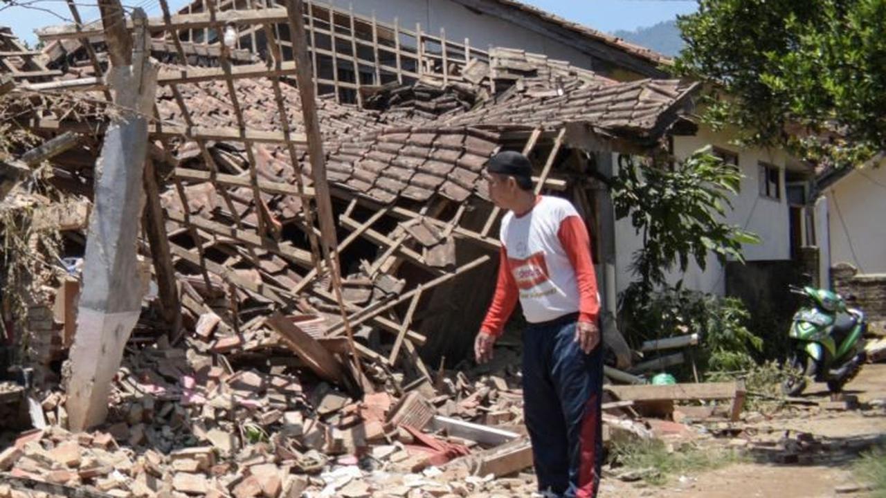 Tak hanya merusak rumah warga, gempa juga menghancurkan sejumlah fasilitas umum, termasuk tempat ibadah, sekolah, kantor pemerintahan, dan sarana kesehatan. Beberapa bangunan mengalami kerusakan berat, memaksa penghentian sementara pelayanan publik di beb