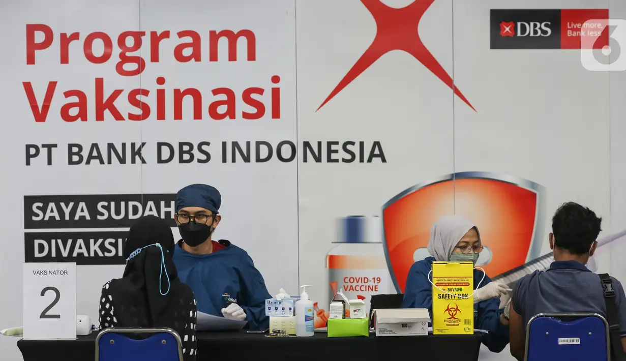 Peserta yang merupakan karyawan dan anggota keluarga Bank DBS Indonesia saat mengikuti vaksin booster pada program “Sentra Vaksinasi Gotong Royong (VGR) Booster Bank DBS Indonesia” di Jakarta (12/3/2022). (Liputan6.com/Fery Pradolo)