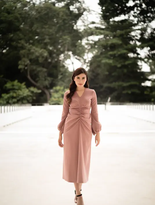 Begitu juga dengan dress berdetail kerut yang bisa menyamarkan lipatan-lipatan di area tubuh yang biasa dikeluhkan. (Foto: ATVEZZO)