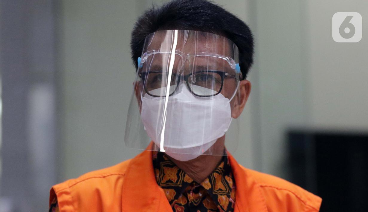 Gubernur Sulawesi Selatan non aktif, Nurdin Abdullah usai pemeriksaan lanjutan di Gedung KPK, Jakarta, Kamis (3/6/2021). Nurdin Abdullah diperiksa terkait dugaan suap dan gratifikasi pengadaan barang dan jasa pembangunan infrastruktur di Pemprov Sulsel 2020-2021. (Liputan6.com/Helmi Fithriansyah)