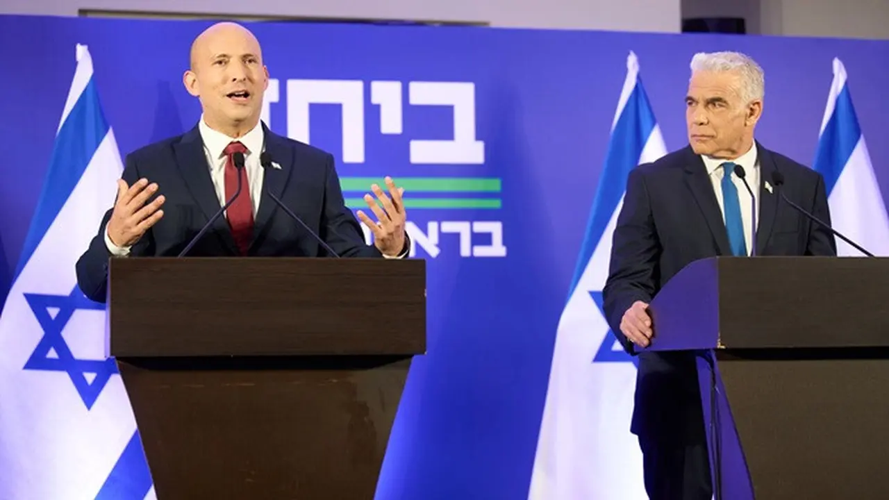 Mantan Perdana Menteri Israel Naftali Bennett (kiri) dan Yair Lapid menggelar konferensi pers di Herzliya, Israel, Minggu (26/4/2026), untuk mengumumkan bahwa partai mereka akan maju dalam pemilu mendatang.