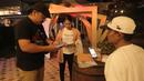 Anggota komunitas United Indonesia saat melakukan registrasi untuk mengikuti acara Roaring Night Liga Inggris 2023/2024 antara Manchester United (MU) melawan Everton di Bunker Terrace Cafe di Java Palace Hotel Jababeka, Cikarang, Sabtu (9/3/2024) malam WIB. (Bola.com/Pradipta Rama Baskara)