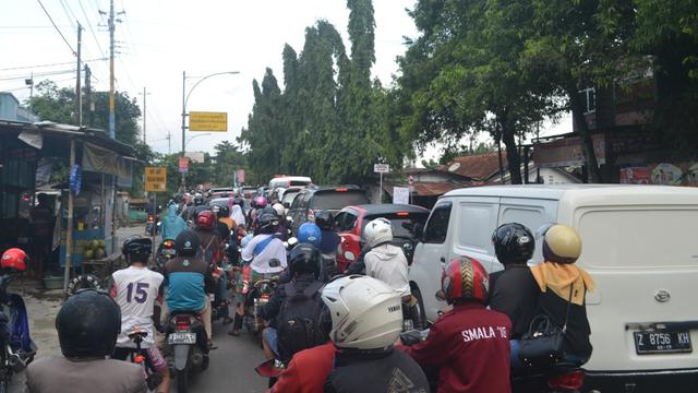Kendaraan di perlintasan sebidang Purwokerto padat, namun cepat terurai saat kereta api sudah melintas. (Foto: Liputan6.com/Muhamad Ridlo)