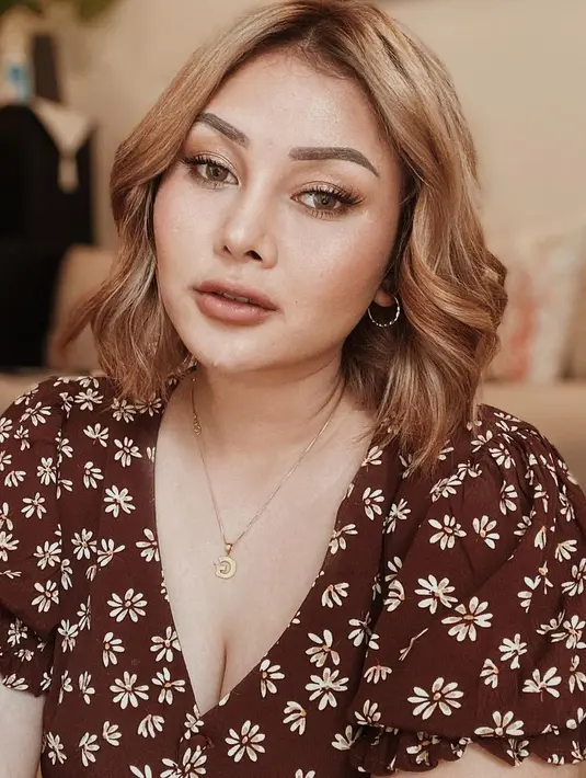 Siapa bilang kulit sawo matang tidak cocok dengan rambut blonde? Mutia Ayu membuktikan memiliki kulit sawo matang juga bisa tampil cantik dengan rambut blonde. Masih dengan rambut pendeknya, Mutia Ayu mengganti warna menjadi blonde yang membuatnya makin terlihat eksotis.