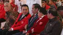 Presiden Jokowi berbincang dengan Ketua umum baru PKPI, Diaz Hendropriyono dan mantan Ketum PKPI, AM Hendropriyono pada penutupan kongres luar biasa Partai Keadilan dan Persatuan Indonesia (PKPI) di Jakarta, Senin (14/5). (Liputan6.com/Angga Yuniar)