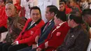 Presiden Jokowi berbincang dengan Ketua umum baru PKPI, Diaz Hendropriyono dan mantan Ketum PKPI, AM Hendropriyono pada penutupan kongres luar biasa Partai Keadilan dan Persatuan Indonesia (PKPI) di Jakarta, Senin (14/5). (Liputan6.com/Angga Yuniar)