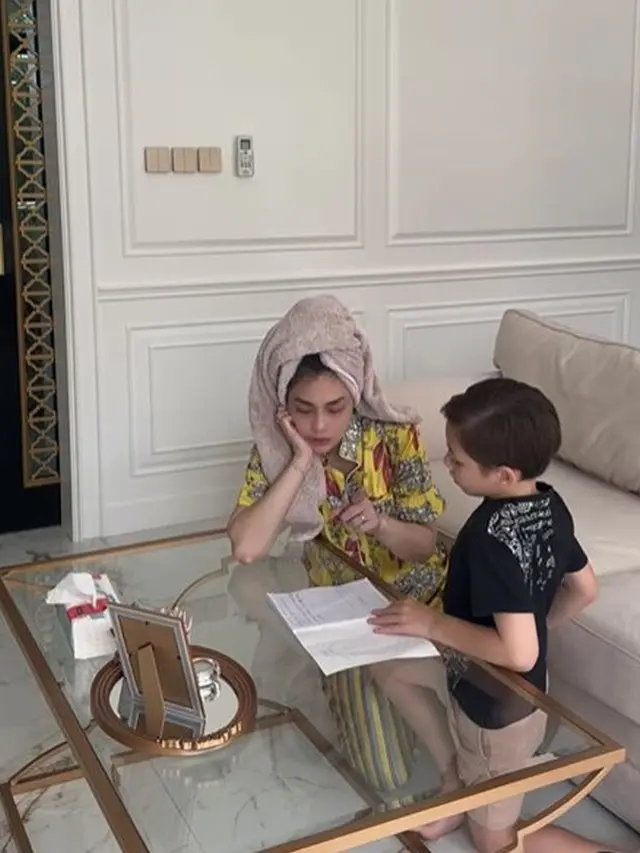 7 Potret Celine Evangelista Sibuk Kerja di Tengah Stefan William Umumkan Punya Anak