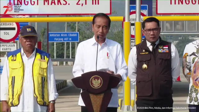 Presiden Joko Widodo (Jokowi) akhirnya meresmikan proyek jalan tol Bogor-Ciawi-Sukabumi (Bocimi) ruas Cigombong-Cibadak  di Sukabumi, Jumat (4/8/2023). Jokowi didampingi oleh Menteri BUMN Erick Thohir dan Menteri PUPR Basuki Hadimuljono.