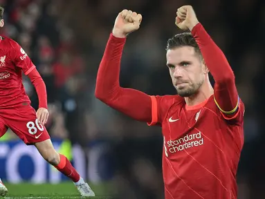 Nama pertama yang bisa menjadi penerus Henderson adalah Tyler Morton. Pemuda 19 tahun itu mampu tampil impresif saat laga Liverpool melawan Porto di Liga Champions musim ini. Morton membuat dua intersep dan memiliki tingkat penyelesaian operan sebesar 83%. (Foto: AFP/Paul Ellis dan Lindsey Parnaby)