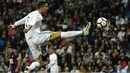 Aksi pemain Real Madrid, Cristiano Ronaldo mengontrol bola saat melawan Eibar pada lanjutan La Liga Santander di Santiago Bernabeu stadium, Madrid, (22/10/2017). Madrid menang 3-0. (AFP/Pierre-Philippe Marcou)