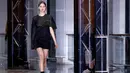 Model mengenakan busana desainer Anthony Vaccarello saat peragaan busana musim panas/dingin 2016/2017 untuk wanita di Paris , Perancis , 1 Maret 2016. (REUTERS / Benoit Tessier)
