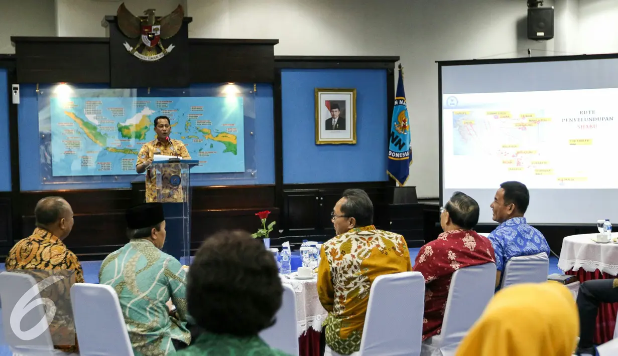 Kepala BNN, Budi Waseso memberikan sambutan kepada Ketua MPR, Zulkifli Hasan di ruang BNN, Cawang, Jakarta, Jumat (4/3/2016). Dalam sebuah pertemuan terbuka, Budi Waseso memaparkan kinerja BNN di hadapan pimpinan MPR. (Liputan6.com/Yoppy Renato)