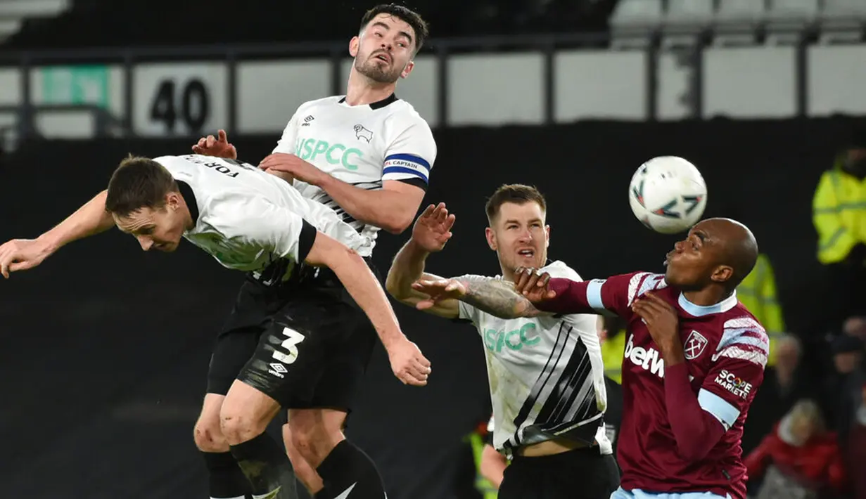 Pemain West Ham United Angelo Ogbonna (kanan) menghalau sundulan pemain Derby County Eiran Cashin pada pertandingan sepak bola putaran keempat Piala FA di Stadion Pride Park, Derby, Inggris, 30 Januari 2023. West Ham United mengalahkan Derby County dengan skor 2-0. (AP Photo/Rui Vieira)