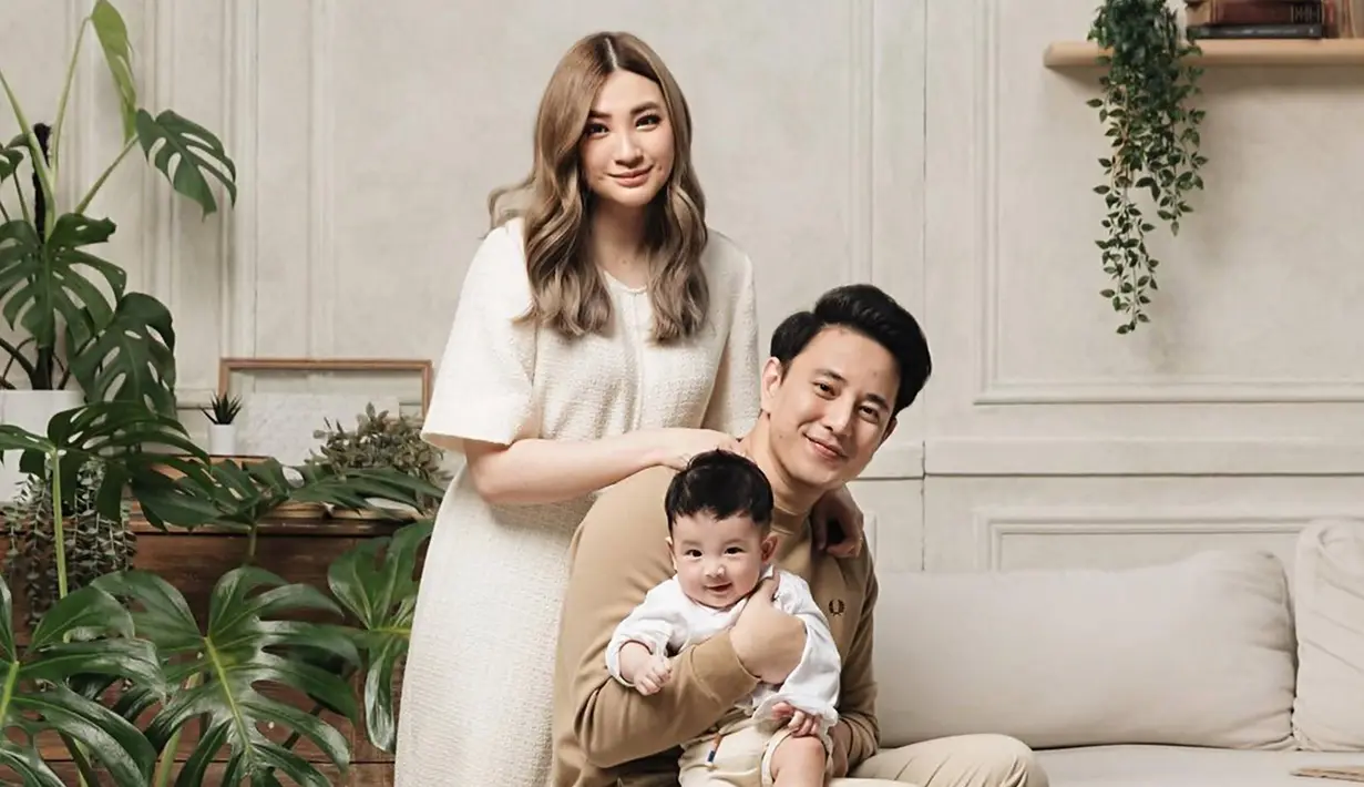 Patricia Devina merupakan model sekaligus penyanyi yang pernah bergabung dengan grup vokal Princess besutan Kevin Aprillio. Sejak lama tidak tampil di atas panggung hingga akhirnya menikah dengan Billy, Patricia Devina pun memiliki kesibukan dalam mengasuh buah hatinya yang diberi nama Pierce Davidson. (Liputan6.com/IG/@pattdevdex)