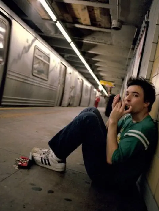 Jimmy Fallon pun salah satu dari daftar hot papa. Lihat deh gantengnya dia saat muda! (Pinterest)