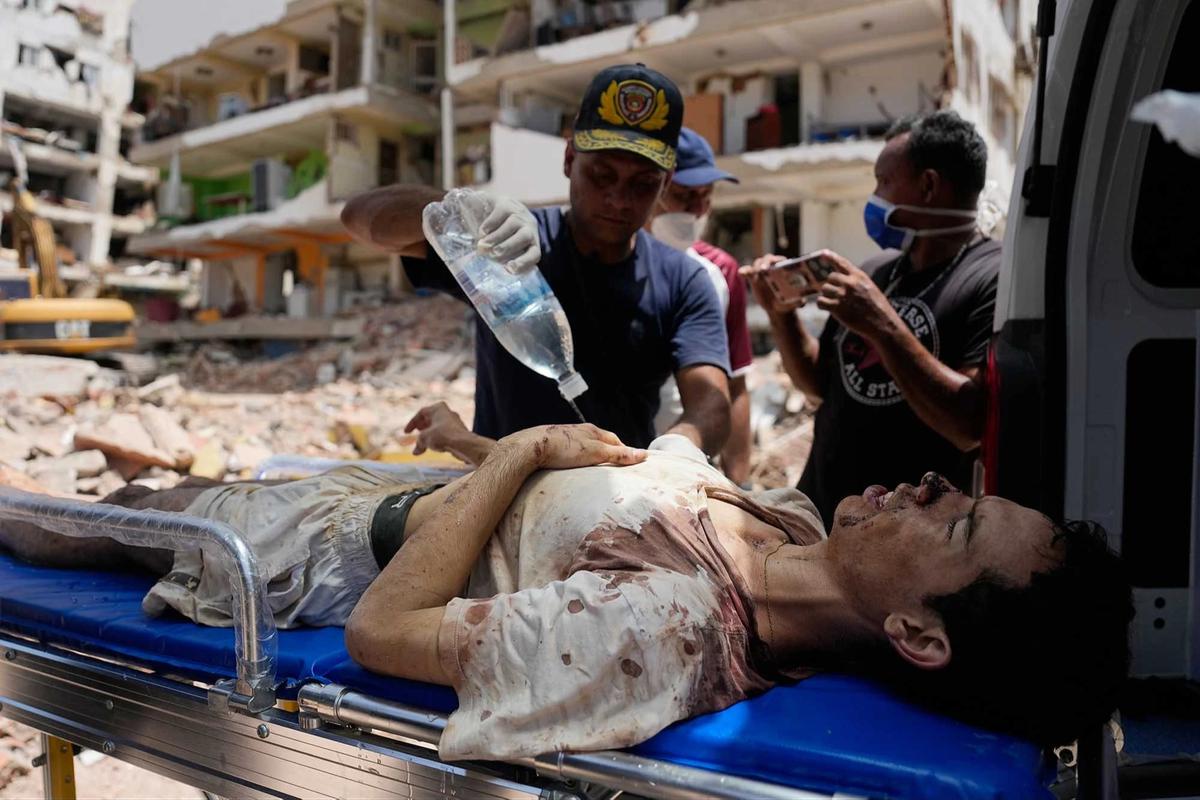 FOTO: Penyelamatan Dramatis Korban Selamat Setelah Dua Hari Tertimbun Gempa Venezuela