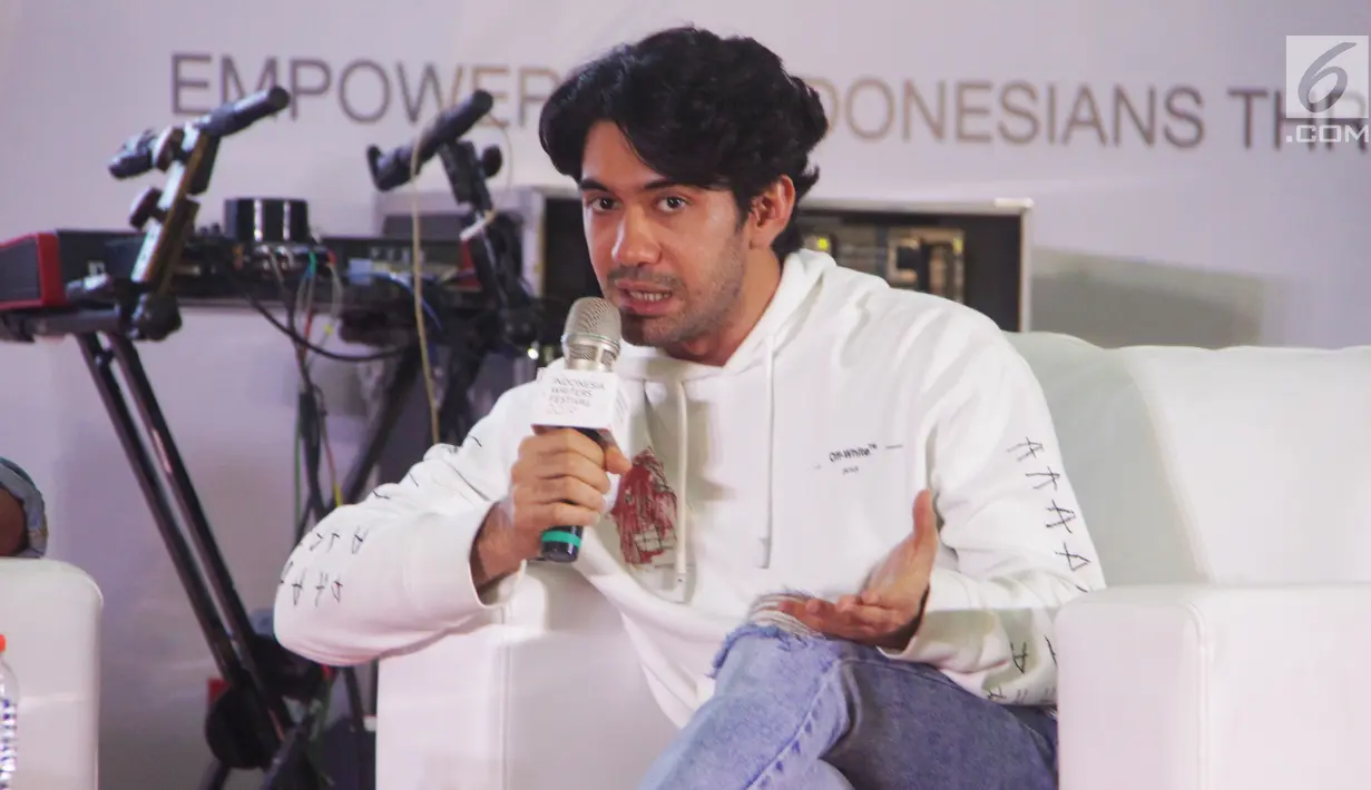 Reza Rahadian menjadi pembicara di talkshow bertajuk ‘Ngobrolin Produksi Film Indonesia’ selama Indonesia Writers Festival 2019 di UMN, Tangerang (7/9/2019). Menurut Reza beberapa film yang penontonnya tidak banyak, mungkin juga dapat menyentuh audience yang sedikit itu. (Liputan6.com/Marsa Aulia)
