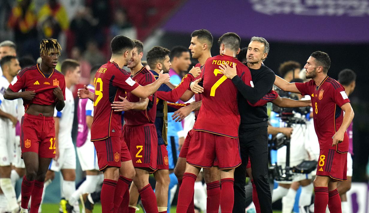 Pelatih Spanyol, Luis Enrique (kedua kanan) merayakan kemenangan atas Kosta Rika dengan para pemain pada pertandingan grup E Piala Dunia 2022 Qatar di Stadion Al Thumama di Doha, Qatar, Rabu (23/11/2022). Spanyol menang atas Kosta Rika dengan skor 7-0. (AP Photo/Julio Cortez)