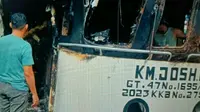 Kebakaran kapal pajeko KM Josh 02 di Dermaga Tumumpa, Kecamatan Tuminting, Kota Manado, Sulut pada, Sabtu (27/4/2024).