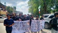Puluhan massa yang tergabung dalam organisasi Garda Banua Nusantara (GBN) menggelar aksi unjuk rasa. (Ist)