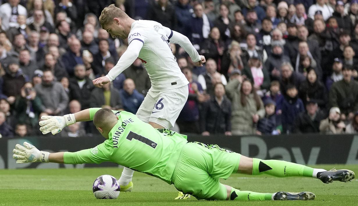 Pemain Tottenham, Timo Werner (belakang) berusaha mencetak gol dihalangi kiper Crystal Palace, Sam Johnstone pada laga lanjutan Liga Inggris 2023/2024 di Tottenham Hotspur Stadium, London, Inggris, Sabtu (02/03/2024) malam WIB. (AP Photo/Justin Tallis)
