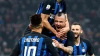 Gelandang Inter Milan Radja Nainggolan (tengah) melakukan selebrasi bersama rekan-rekannya usai mencetak gol ke gawang Sampdoria pada Serie A di Stadion San Siro, Milan, Minggu (17/2). Nainggolan mencetak gol penentu bagi Inter. (Matteo Bazzi/ANSA via AP)