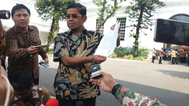 Idrus Marham menunjukkan surat mengundurkan diri sebagai menteri sosial