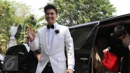 Glenn Alinskie saat tiba di Gereja Katedral untuk acara pemberkatan pernikahan, Jakarta, Kamis (1/10/2015). Glenn tampak keren dan ganteng dengan jas putih yang dikenakannya (Liputan6.com/Herman Zakharia)