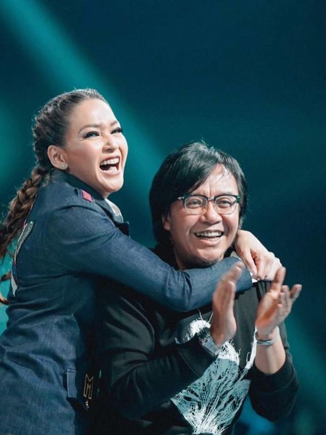 Dekat Sejak Remaja, Ini 6 Potret Persahabatan Maia Estianty dan Ari Lasso