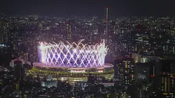 Kembang api menerangi Stadion Nasional dilihat dari dek observasi Shibuya Sky saat upacara penutupan Paralimpiade 2020 di Tokyo, Minggu (5/9/2021). (AP Photo/Kiichiro Sato)