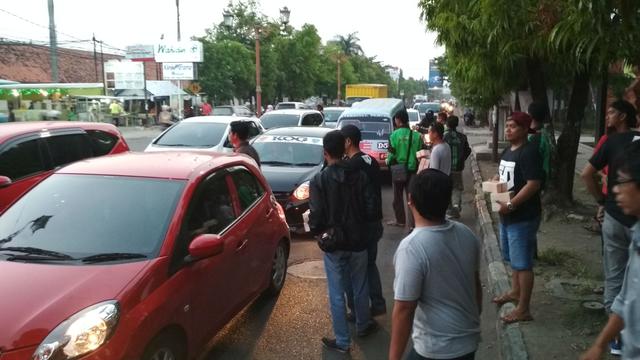 Penumpang Sepi, Sopir Taksi Online Cirebon Tetap Berbagi