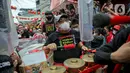 Pemusik mengiringi pawai joli atau tandu dalam Festival Cap Go Meh 2023 di kawasan Glodok, Jakarta, Minggu (5/2/2023). Sebanyak 23 joli atau tandu diarak keliling sebagai penutup rangkaian perayaan Tahun Baru Imlek yang dilaksanakan pada tanggal ke-15 bulan pertama penanggalan Tionghoa. (Liputan6.com/Faizal Fanani)