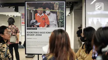 Sejumlah pengunjung melihat pameran Anugerah Pewarta Foto Indonesia (APFI) 2023 di Alun-Alun Surabaya, Jawa Timur, Jumat (12/5/2023). Ajang APFI 2023 yang digelar organisasi Pewarta Foto Indonesia (PFI) tersebut diikuti sebanyak 300 pewarta foto dengan total karya sebanyak lebih dari 2512 foto. (Liputan6.com/Faizal Fanani)