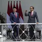 Presiden Joko Widodo (kanan) bersama Perdana Menteri Malaysia Anwar Ibrahim berbincang di veranda Istana Kepresidenan Bogor, Jawa Barat, Senin (9/1/2023). Presiden Joko Widodo menerima kunjungan kenegaraan Perdana Menteri Malaysia Anwar Ibrahim di Istana Bogor. (AP Photo/Achmad Ibrahim)