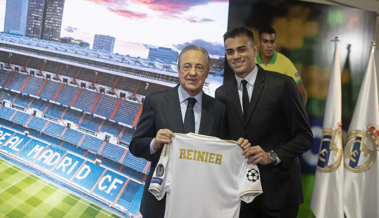 Gelandang baru Real Madrid, Reinier Jesus berpose Presiden Florentino Perez saat presentasi dirinya di stadion Santiago Bernabeu di Madrid, Spanyol, Selasa, (18/2/2020). (AP Photo/Paul White)