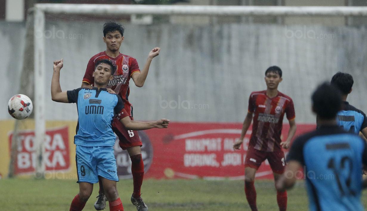 Pemain UMM. Onky Cucuk, berebut bola dengan pemain UPI, Dadi K, pada laga final Torabika Campus Cup 2017 di Stadion Cakrawala, Malang, Kamis (23/11/2017). UMM menang WO atas UPI. (Bola.com/M Iqbal Ichsan)