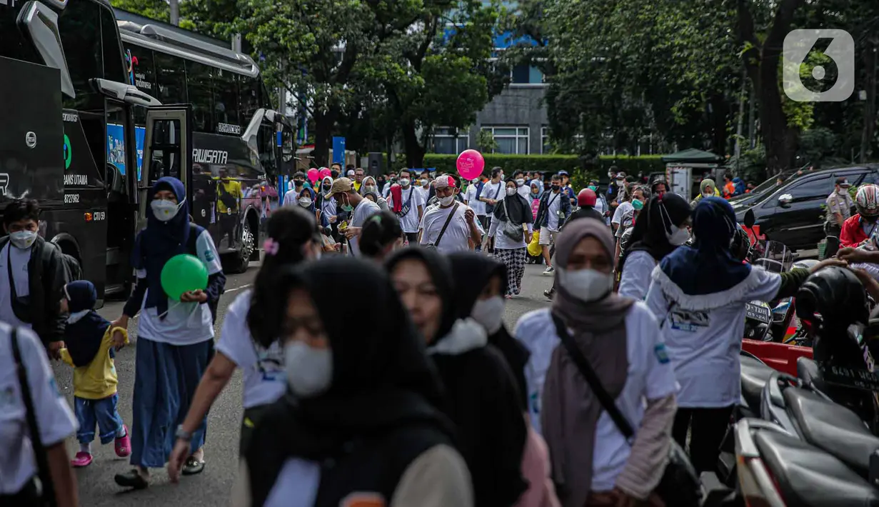 <p>Sejumlah pemudik berada di dalam bus tujuan mereka untuk mudik bareng gratis BUMN di kawasan Jakarta, Rabu (27/4/2022). Total peserta program Mudik Aman Mudik Sehat Bersama BUMN 2022 mencapai 12.450 orang. (Liputan6.com/Faizal Fanani)</p>