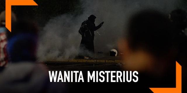 VIDEO: Heboh, Wanita dengan Tas Misterius Berjalan Menuju Bawaslu