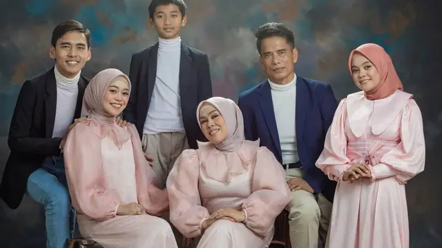 6 Gaya Pemotretan Lesty Kejora dan Keluarga, Penuh Kehangatan