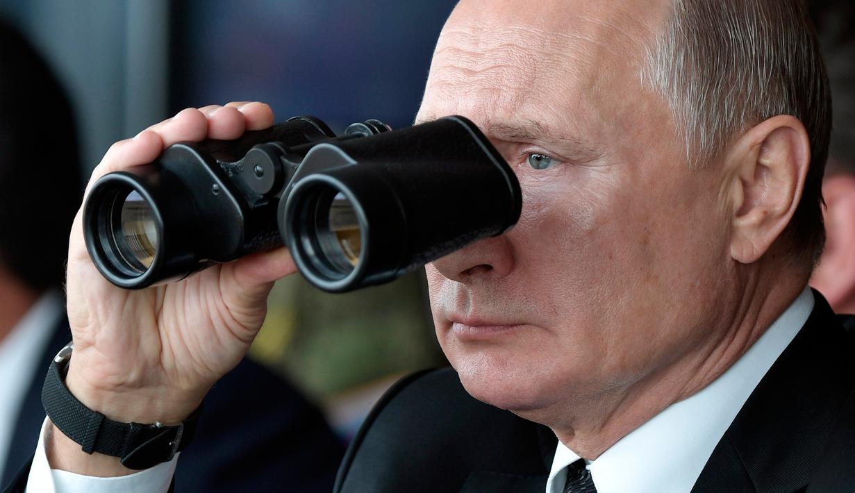 Presiden Rusia Vladimir Putin memegang teropong saat menonton latihan militer Center-2019 di lapangan tembak Donguz dekat Orenburg, Rusia, 20 September 2019. Presiden Rusia Vladimir Putin memperingatkan bahwa dia tidak akan ragu menggunakan senjata nuklir untuk menangkal upaya Ukraina merebut kembali kendali atas wilayah yang didudukinya yang akan diserap Moskow. (Alexei Nikolsky, Sputnik, Kremlin Pool Photo via AP, File)