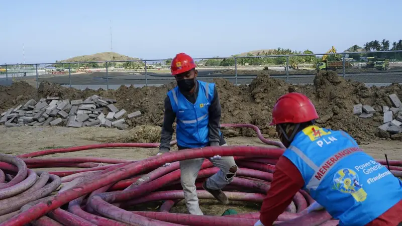 Pekerja sedang mengerjakan infrastruktur kelistrikan di Mandalika. Dok PLN