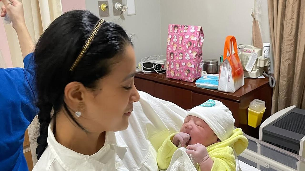 Potret Marcella Zalianty Gendong Keponakan Perempuan Pertama yang Baru Lahir