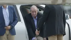 Mantan Raja Spanyol Juan Carlos masuk ke dalam mobil setibanya dengan jet pribadi di bandara Peinador di Vigo, barat laut Spanyol, Kamis (19/5/2022). Juan Carlos kembali ke Spanyol pada Kamis untuk kunjungan pertamanya setelah hampir dua tahun diasingkan di Uni Emirat Arab (UEA) di tengah skandal keuangan yang mengguncang Royal House. (AP Photo/Lalo R. Villar)