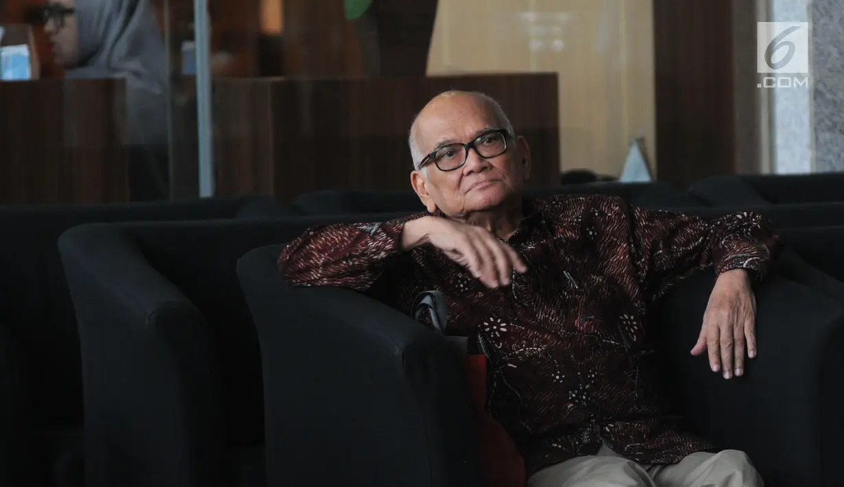 Mantan Menteri Koordinator Bidang Perekonomian Dorodjatun Kuntjoro Jakti usai menjalani pemeriksaan di Gedung KPK, Jakarta, Kamis (4/7/2019). Dorodjatun diperiksa sebagai saksi untuk tersangka Sjamsul Nursalim terkait dugaan korupsi Bantuan Likuiditas Bank Indonesia (BLBI). (merdeka.com/Dwi Narwoko)