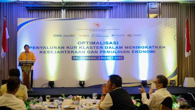 Menteri Koordinator Bidang Perekonomian Airlangga Hartarto di acara optimalisasi penyaluran KUR klaster dalam meningkatkan kesejahteraan dan pemulihan ekonomi yang dilakukan secara langsung di Palembang, Jumat (4/3/2022). (Dok Kemenko Perekonomian)