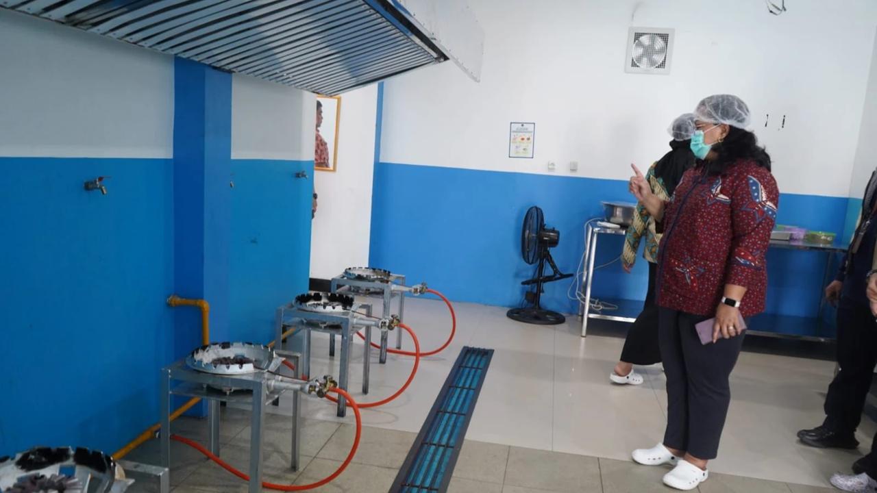 Staf Ahli Menteri Komunikasi dan Digitalisasi Bidang Komunikasi dan Media Massa saat meninjau SPPG Dulomo Utara