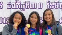 Tiga perenang putri junior Indonesia, (kiri ke kanan) Philomena Balinda Arkananta, Azzahra Permatahani, dan Adelia, mempersembahkan medali emas untuk Indonesia di hari pertama SEA Age Group Swimming Championship 2019 yang digelar di Phnom Penh, Kamboja, Jumat (28/6/2019). (Dok. PRSI)