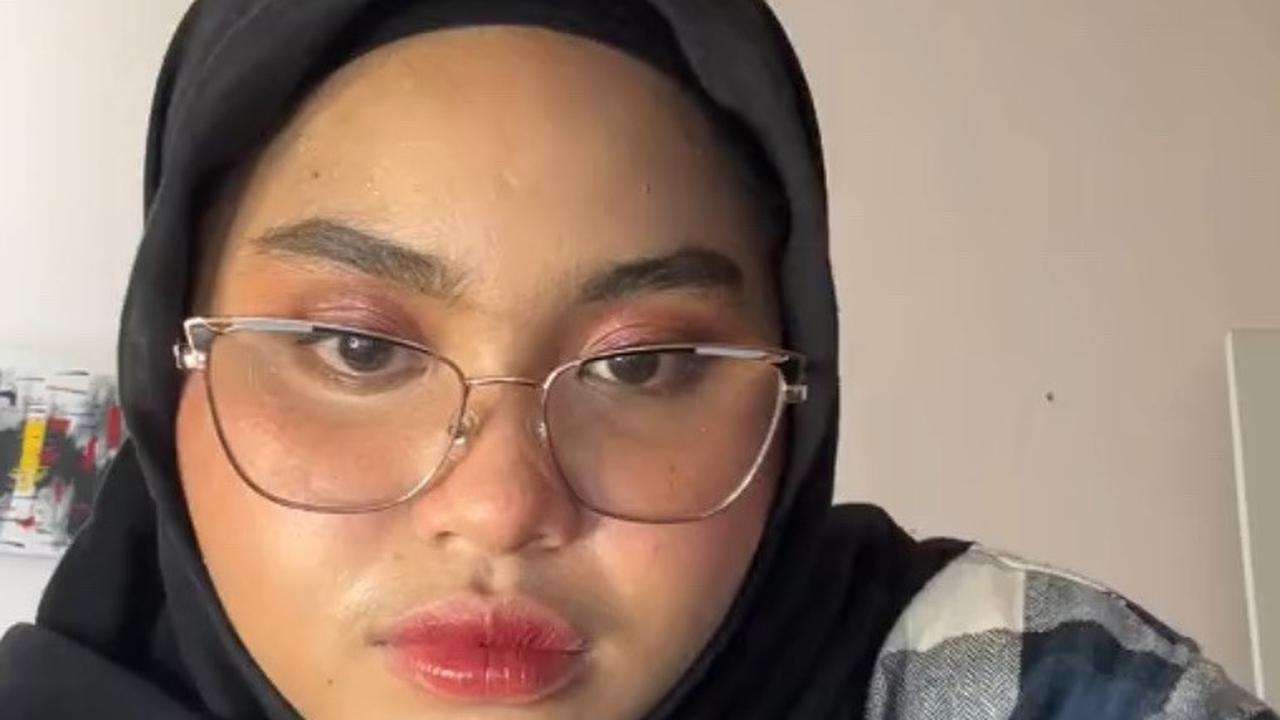 Publik mengenal Nabila sebagai perempuan bersuara unik. Ia terkenal setelah video covernya tersebar luas di Tik Tok maupun Instagram.