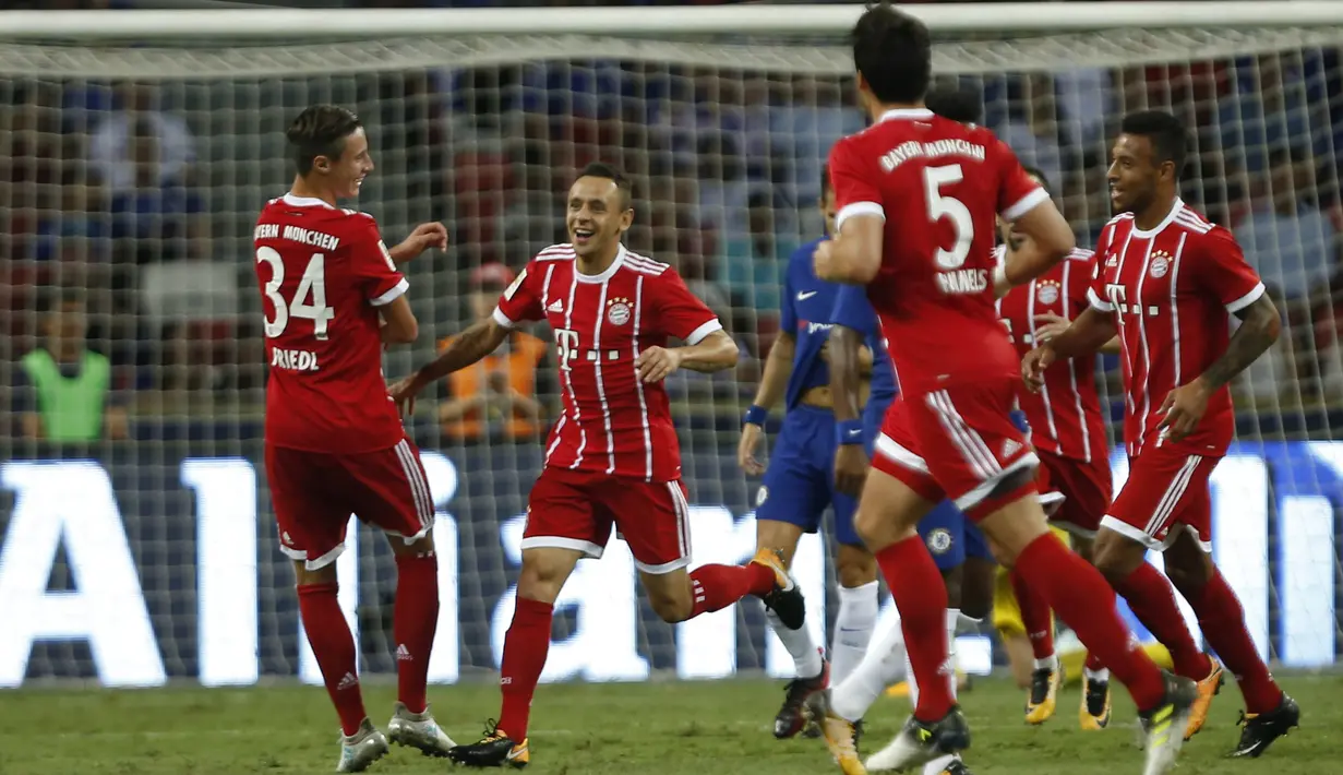 Para pemain Bayern Munchen merayakan gol yang dicetak oleh Rafinha pada laga turnamen pramusim ICC 2017 di Stadion Nasional Singapura, Selasa (25/7/2017). Bayern Munchen menang 3-2 atas Chelsea. (EPA/Wallace Woon)