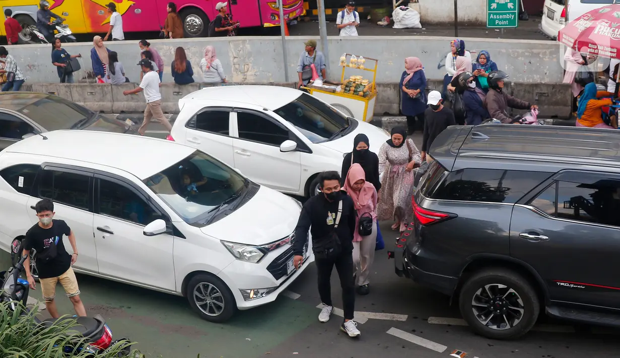 usat perdagangan tekstil terbesar di Asia Tenggara tersebut dibanjiri oleh pengunjung yang ingin berburu pakaian baru saat Lebaran. (Liputan6.com/Angga Yuniar)